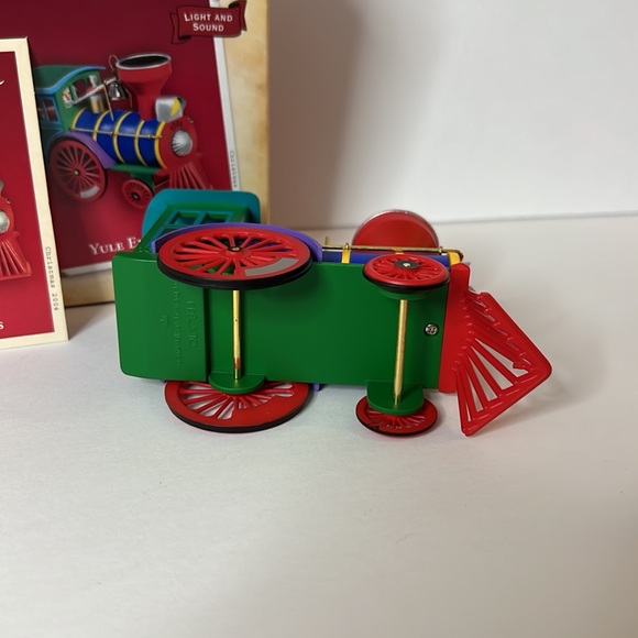 Hallmark 2004 Yule Express Light and Sound Engine Train Ornament - Picture 5 of 8